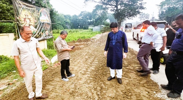 সড়কের কাজে বালুর বদলে মাটি, হাতেনাতে ধরলেন এমপি